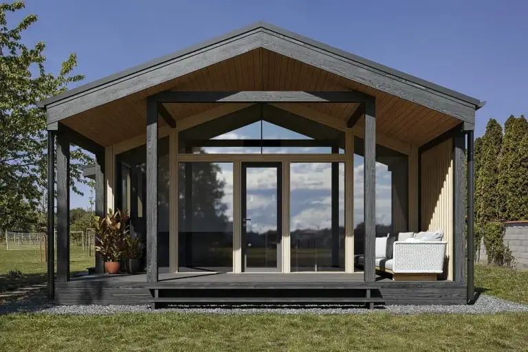 "Prefab SIP woning met moderne gevel en grote ramen" "Prefab huis interieur energiezuinige woning"
